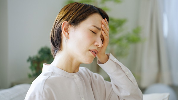 頭痛に悩む女性のイメージ画像