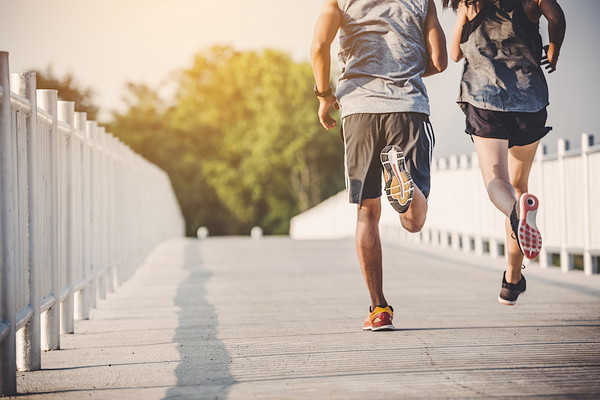 2人で長時間のランニングをしている様子