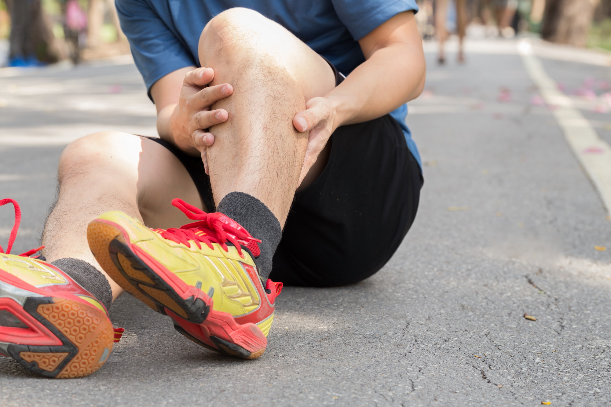 急な運動でふくらはぎ周辺を痛めてしまった男性