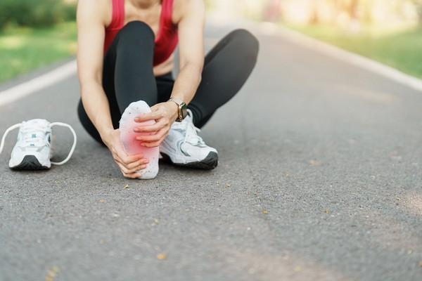 運動中に足裏を痛めた女性